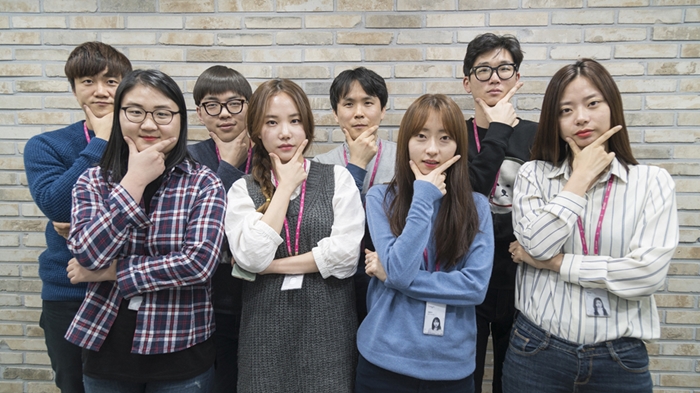 (뒷줄 왼쪽부터 시계 방향으로) 야놀자 콘텐츠 본부 이찬표·장대상(이상 영상팀), 정진욱 본부장, 최요섭·안나·김윤수·김희연·윤자영(이상 에디터팀).