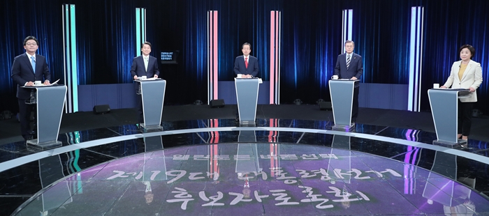 문재인 더불어민주당(왼쪽부터), 홍준표 자유한국당, 유승민 바른정당, 심상정 정의당, 안철수 국민의당 대선후보가 5월 2일 오후 서울 상암동 MBC 스튜디오에서 선거관리위원회 주최로 열린 마지막 TV토론을 준비하고 있다.