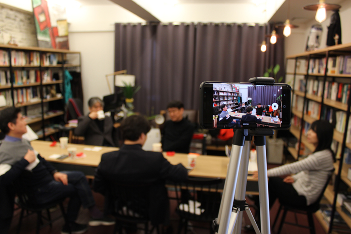 아재들은 계속 수다 중. 사진: 이윤주 기자 / 장소 협조: 책과얽힘