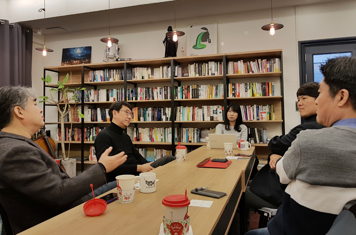 아재들은 마지막까지 지식과 경험을 나누는 중. 사진: 이윤주 기자