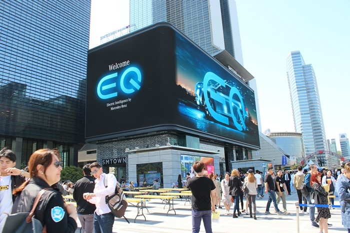 코엑스 SM타운 전광판. 사진=이윤주 기자