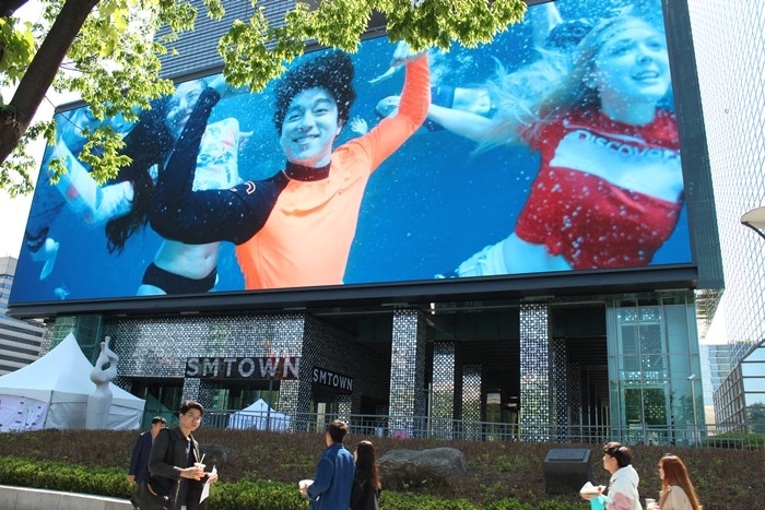 코엑스 SM타운 전광판. 사진=이윤주 기자