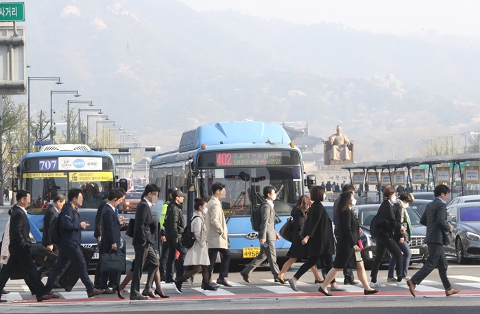 개정된 근로기준법에 따라 오는 7월부터 300인 이상 사업장은 ‘주 52시간 근로시대’가 개막된다. 사진은 서울 광화문에서 출근길을 재촉하는 시민들. 뉴시스
