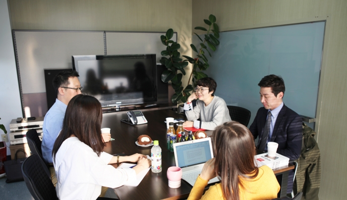 (왼쪽 앞부터 시계방향으로)박선희 코카콜라 차장, 현석 CJ 부장, 한현정 SKT 매니저, 오원택 한화 과장.