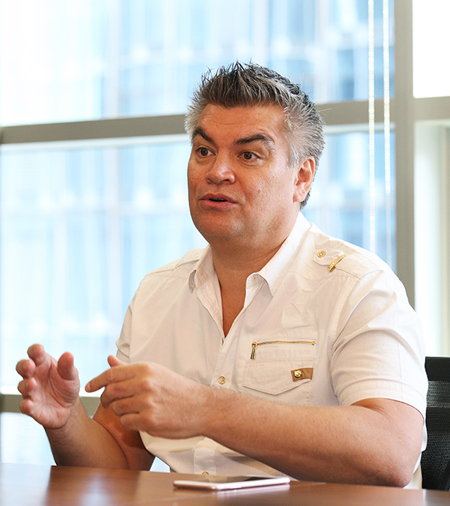 존 커(John Kerr) 에델만디지털 APACMEA 퍼포먼스 부회장. 미디어 광고 분야 26년 이상 경력. 前 Zeno Group 아태지역 대표 겸 최고디지털경영자.