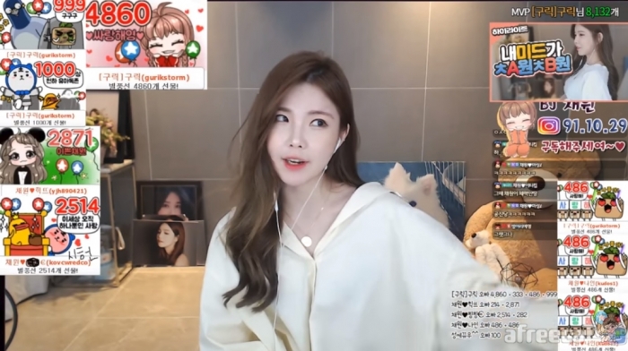 아프리카TV는 팟캐스트 진출을 통해 게임, 스포츠 방송을 넘어 시사, 문화, 교육 등으로 영역을 확대할 방침이다. BJ 채원 방송 화면 캡처