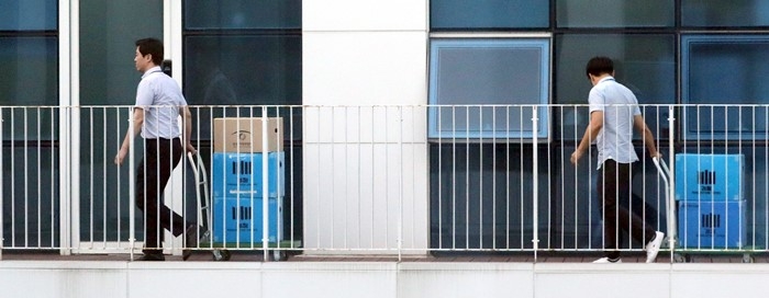 공정거래위원회 퇴직자들의 취업 특혜 혐의를 포착한 검찰이 20일 공정위 기업집단국 등에 대해 압수수색을 벌여 압수품을 옮기고 있다. 뉴시스