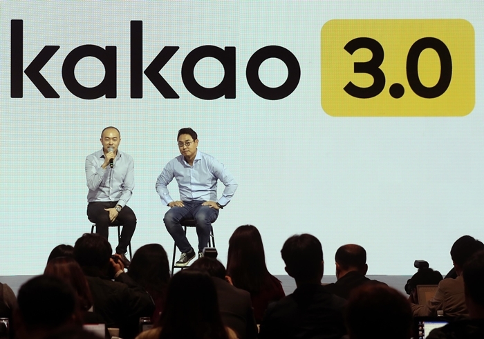여민수(오른쪽), 조수용 카카오 공동대표가 지난 3월 27일 카카오 3.0시대 선언 기자간담회에서 취재진 질문에 답변하고 있다.