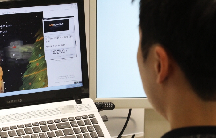 오후 5시 이후 이마트 본사 직원 PC 모니터에 컴퓨터가 26분 뒤 자동으로 꺼진다는 알람이 떠 있다. 이마트 제공