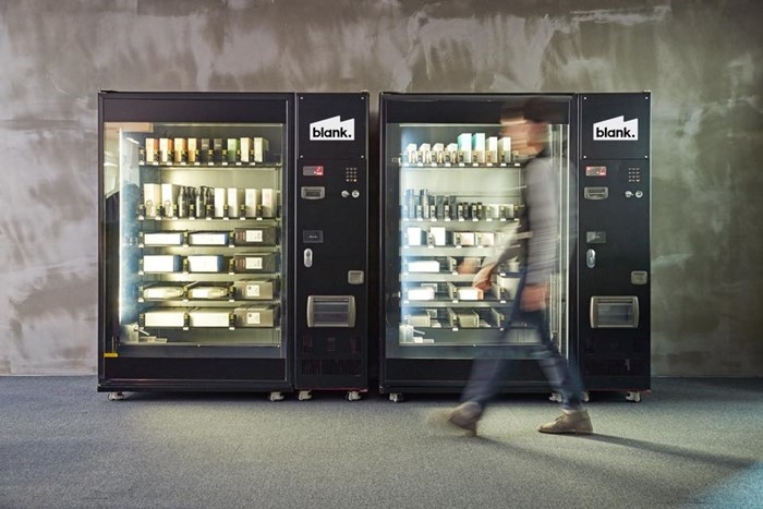블랭크에 있는 자사 제품 자동판매기. 블랭크 페이스북 페이지