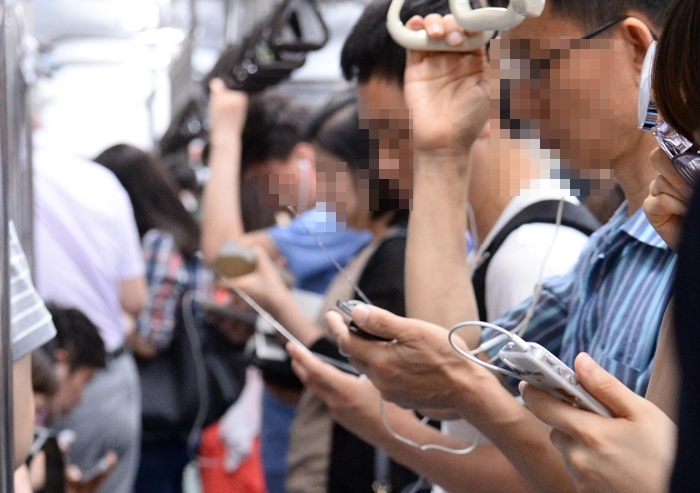 현재의 시청점유율 조사는 모바일 시대의 현실을 제대로 반영하지 못했다는 지적이 나온다. 사진은 스마트폰을 보고있는 시민들. 뉴시스