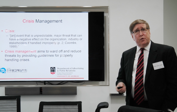 브라이언 레비 조지아대 교수가 '효과적인 위기 커뮤니케이션'을 주제로 강연하고 있다. 사진: 플레시먼힐러드 코리아 제공