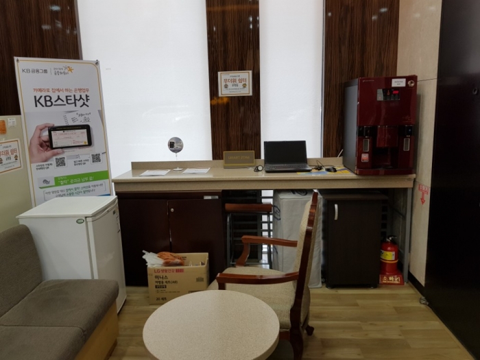 A은행 무더위쉼터 전경. 사용자는 없고, 바닥에 박스째 부채가 놓여있다.