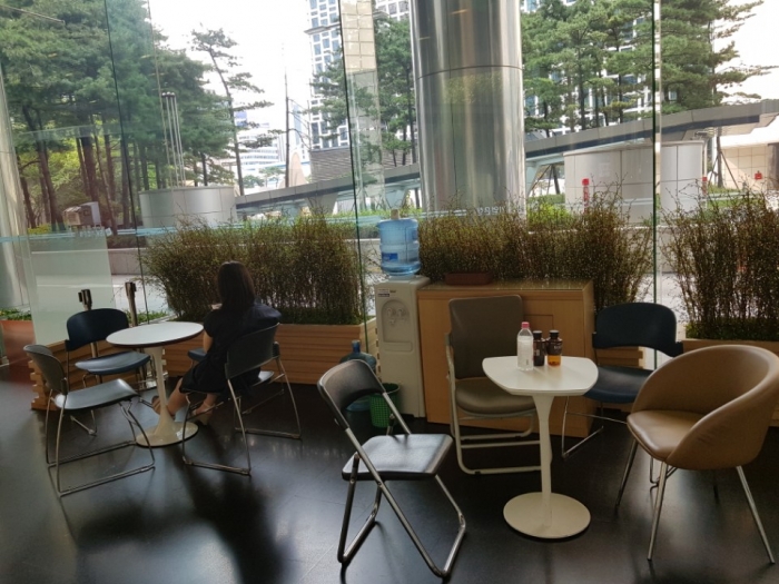 기업은행은 별도 공간에 무더위쉼터를 마련하고 냉온수기를 비치해놨다.