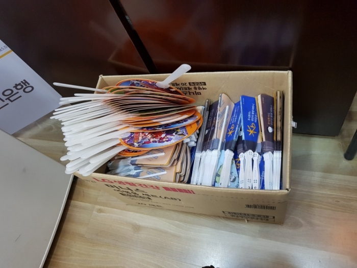 박스째 놓인 부채가 인상적이다.