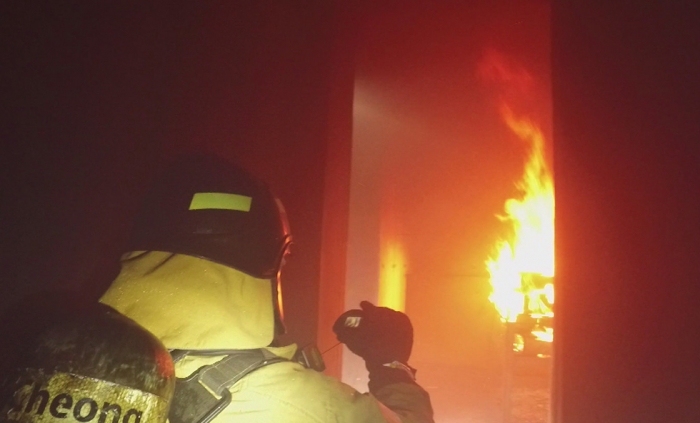 한 소방관이 삼성전자가 개발한 저가형 열화상 카메라를 테스트하고 있다.