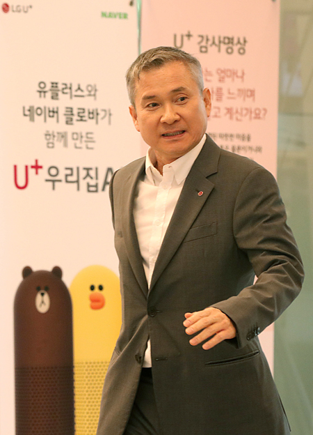 하현회 LG유플러스 부회장이 용산 사옥에 들어서는 모습. 뉴시스