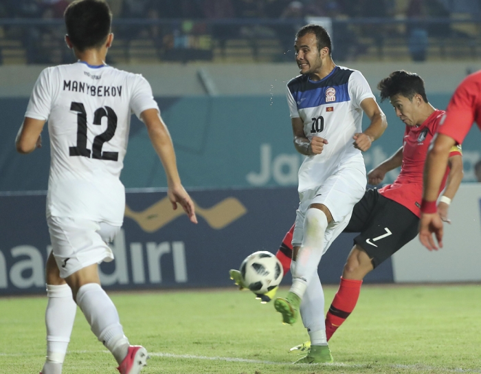 지난 20일(현지시각) 자카르타·팔렘방 아시안게임 남자 축구 조별리그 E조 3차전 대한민국과 키르기스스탄의 경기에서 손흥민이 발리슛으로 선제골을 넣고 있다. 하지만 네이버와 다음 등 포털에서 영상을 보기는 어렵다. 뉴시스