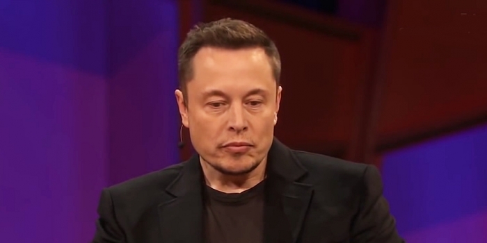 일론 머스크 테슬라 CEO는 언론과 인터뷰에서 언론, 노조, 애널리스트 등과 트위터에서 논쟁을 벌인 것에 대해 실수라고 언급했지만, 이틀 후 태국 소년을 구출한 잠수부와 설전을 벌이며 다시 논란의 중심에 섰다. 이미지는 테드 강연 중 일부.