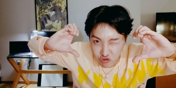 BTS 멤버 제이홉의 V라이브 중 한 장면.