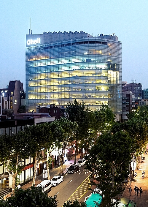 저녁시간 불 켜진 서울 한남동 제일기획 본사 모습.