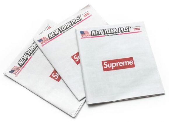 슈프림과 뉴욕포스트가 협업한 8월13일자(현지 시간) 신문. 첫면에 슈프림 로고가 박혀 있다.