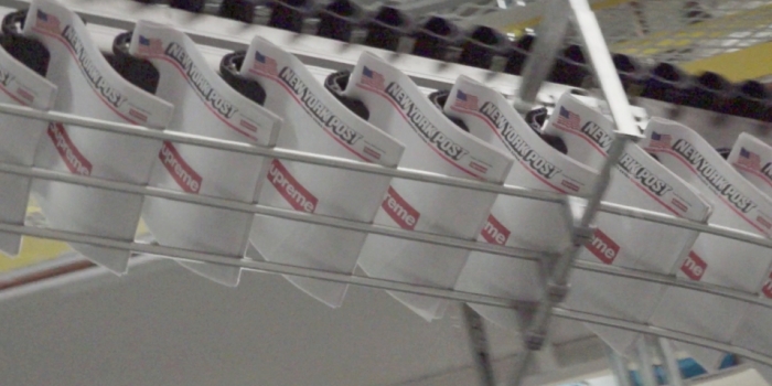 슈프림 홈페이지에 올라온 뉴욕포스트와의 협업 영상 중 일부.