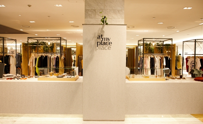 현대백화점이 NS 인기 브랜드를 모아 놓은 편집숍 '앳마이플레이스' 매장.