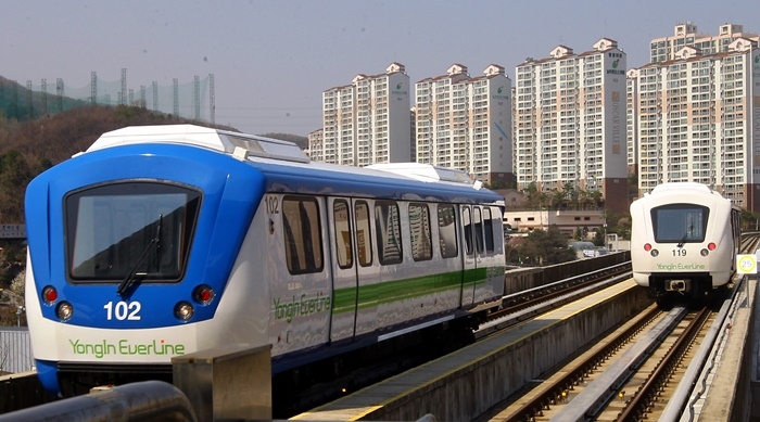 정부가 경전철 교각 광고를 3년간 시범적으로 허용하겠다고 밝혔다. 사진은 용인 경전철. 뉴시스