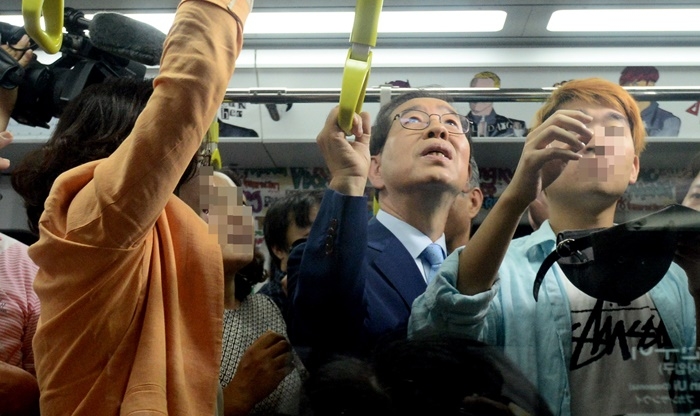 지난해 서울 우이신설선 경전철에 탑승한 박원순 서울시장. 뉴시스