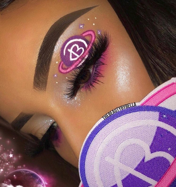 뷰티콘 참석자가 제공 받은 행성 패치로 꾸민 뒤 인증샷을 남겨 팬심을 과시하고 있다. 출처: 공식 인스타그램