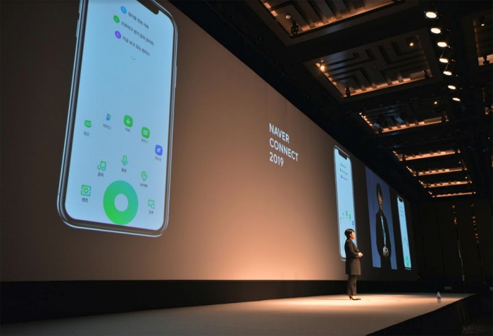 10일 서울 강남 코엑스에서 개최된 '네이버 커넥트 컨퍼런스'에서 한성숙 대표가 새로운 네이버 모바일과 ‘그린닷'을 소개하고 있다.