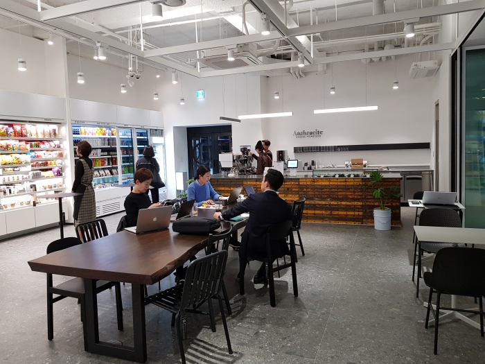 시민들이 29cm 편집숍과 카페를 이용하고 있다.