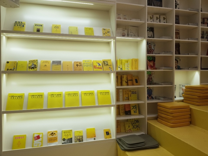 전략적으로 배치된 노란 책들은 국민은행을 떠올리게 한다.