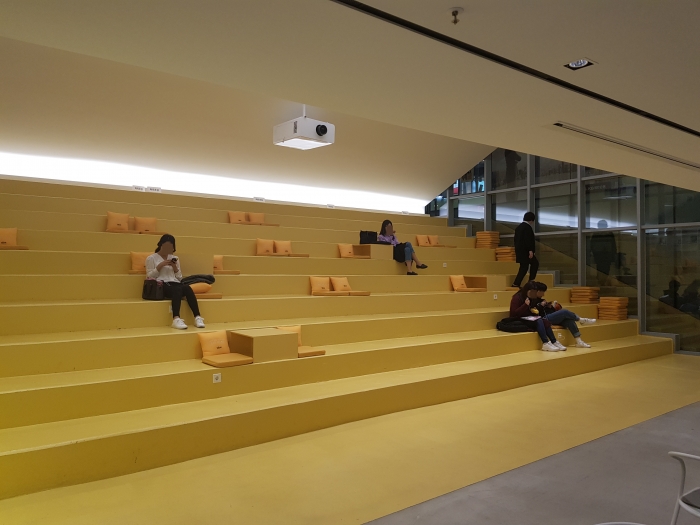 청춘마루 계단에서 시민들이 휴식을 취하고 있다.