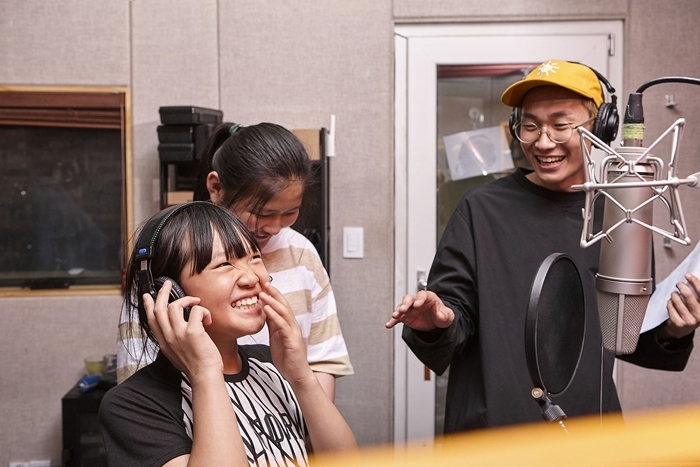 마음동무 프로그램에 참가한 탈북 청소년들이 녹음실에서 자신의 꿈을 주제로 만든 랩을 녹음하고 있다.