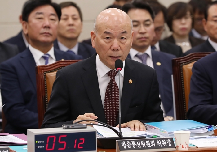 국회 과학기술정보방송통신위원회 국정감사에 출석한 이효성 방송통신위원장. 뉴시스