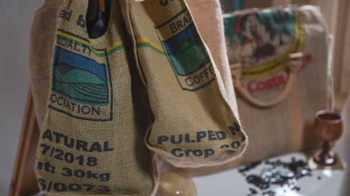 커피자루를 가방으로 업사이클링한 소셜굿즈.