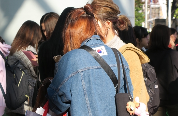 지난 14일 방탄소년단의 도쿄 콘서트를 찾은 일본 여학생이 태극기가 부착된 재킷을 입고있다. 뉴시스