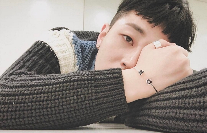 래퍼 딘딘이 위안부 피해자 할머니들을 위한 희망 나비 팔찌를 착용하고 찍은 사진을 자신의 인스타그램에 올렸다.