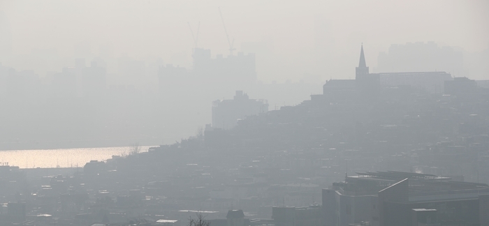 초미세먼지 농도가 ‘나쁨’ 수준을 보인 17일 서울 도심의 모습. 뉴시스