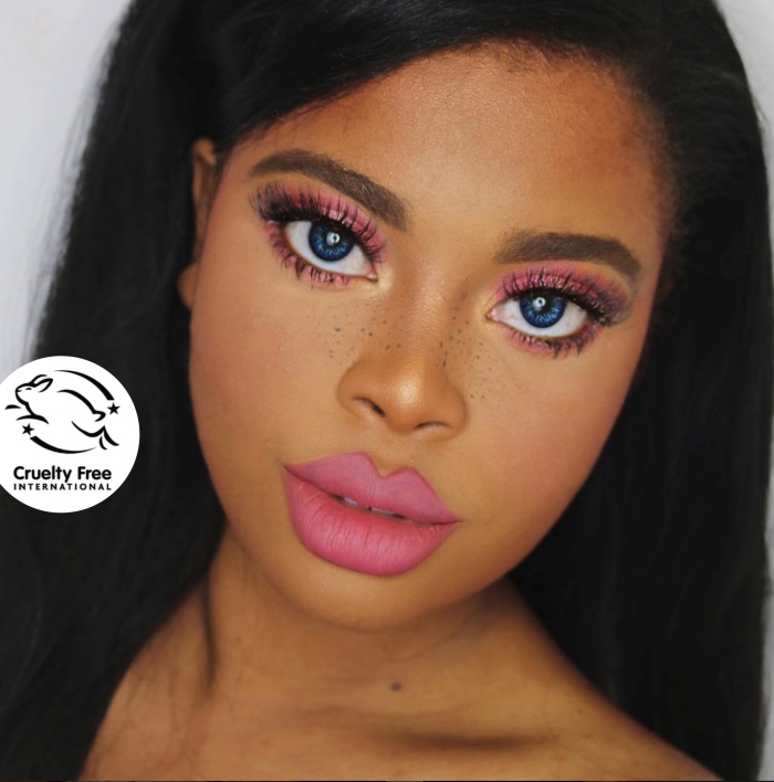 미국의 화장품 브랜드 커버걸이 동물실험을 전혀 하지 않는 제품에 부여하는 '리핑 버니' 인증(왼쪽)을 획득하고 대대적인 홍보 활동을 펼치고 있다. 사진은 커버걸 인스타그램에 게시된 모델.