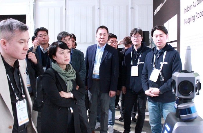 네이버랩스의 부스에서 만난 하현회 LG유플러스 부회장과 한성숙 네이버 대표. LG유플러스