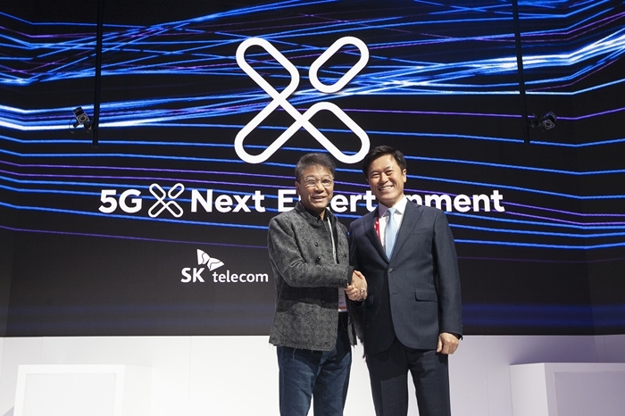 이수만 SM엔터테인먼ㅌ느 총괄 프로듀서와 박정호 SK텔레콤 사장. SK텔레콤