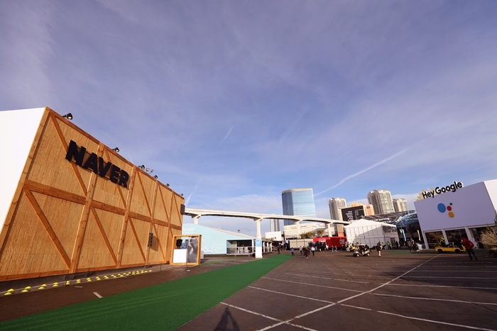 구글 부스 맞은편에 설치된 네이버의 부스. 네이버