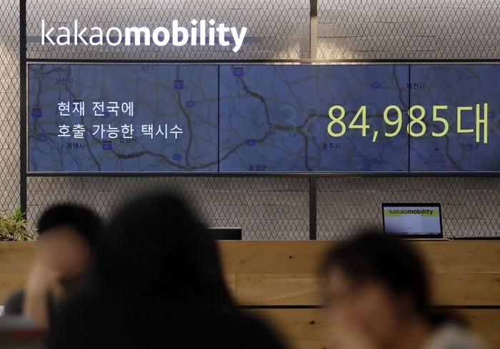 카카오모빌리티가 카풀 시범 서비스를 중단하기로 결정했다. 15일 경기 성남시 분당구 카카오모빌리티 본사 모습. 뉴시스
