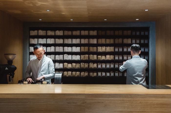 오모테산도 커피는 간판도 의자도 없이 미니멀한 모습으로 인기를 끌었다.