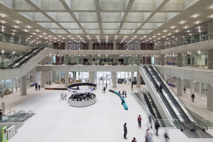 아모레퍼시픽 용산 사옥 내부. 건물 1~3층 가운데가 트여 있고 미술작품 전시 등을 통해 일반인의 문화공간으로 포지셔닝하고 있다.