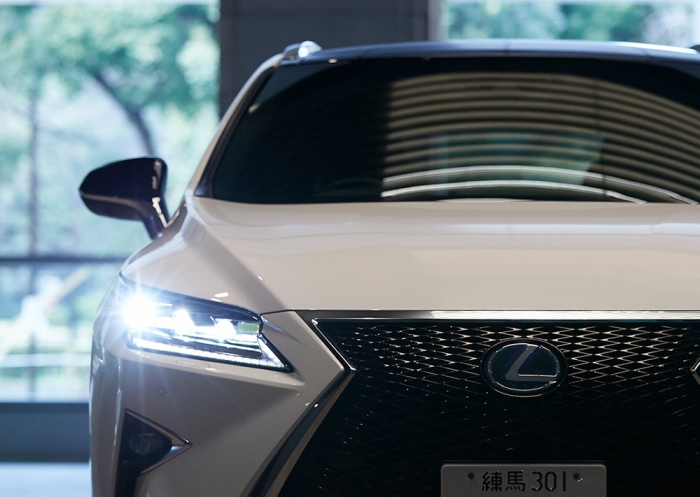 도쿄 렉서스 체험공간에 전시된 차량 전면. 출처: 공식 홈페이지