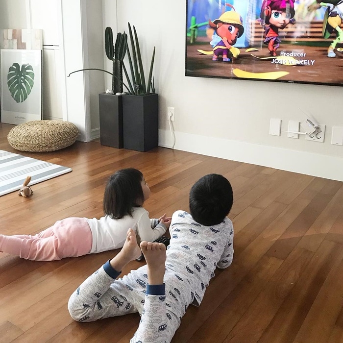 넷플릭스 키즈를 시청하는 아이들. 출처:@happyhaejin<br>